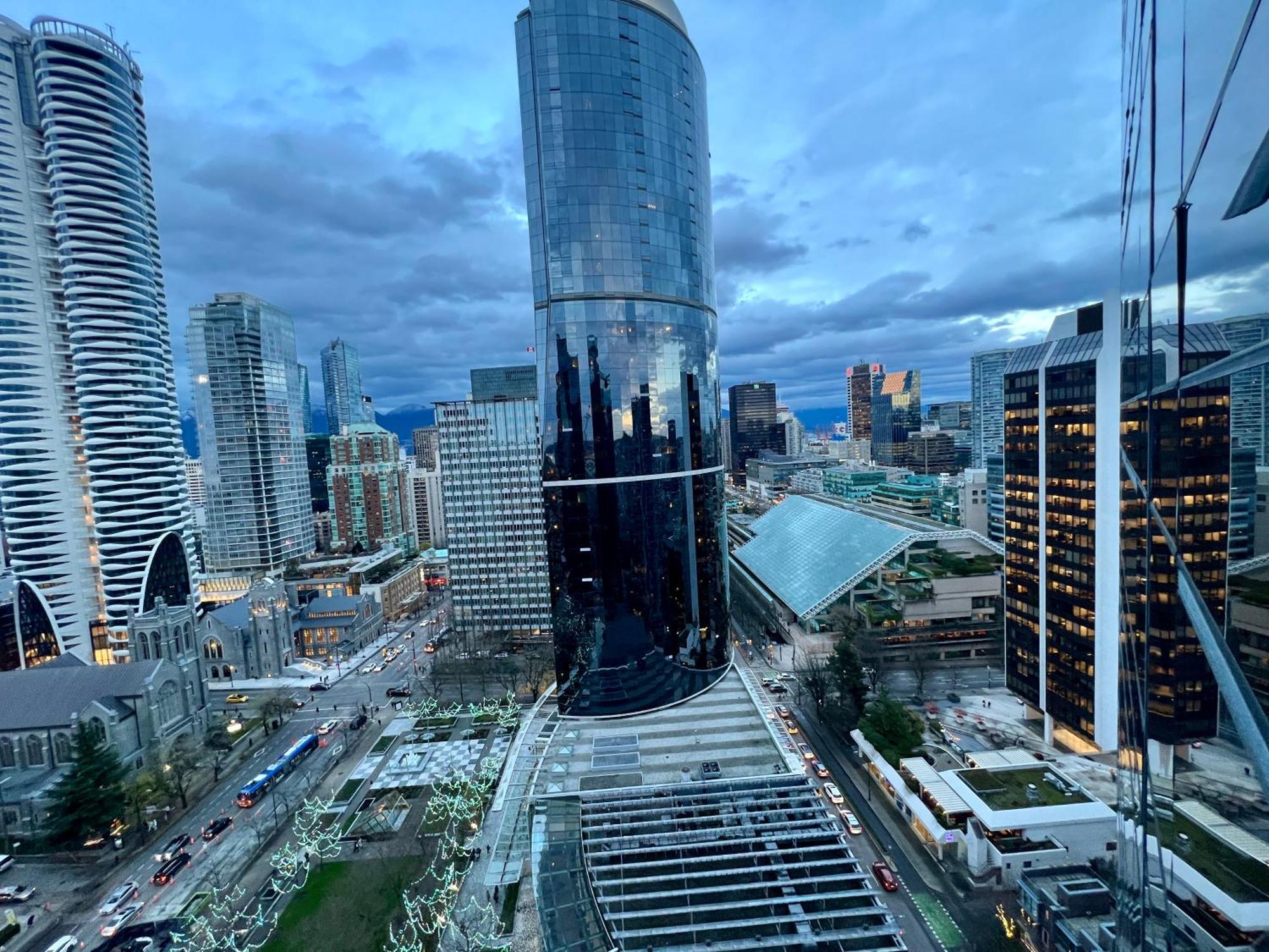 バンクーバーStunning Skyline Views In A Cozy And Stylish Abodeアパートメント エクステリア 写真
